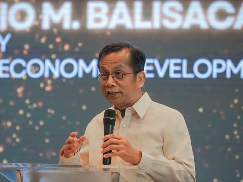 Arsenio BalisacanThe NEDA Secretary believes the increase in employment figures in August bodes well for the upcoming holiday season.