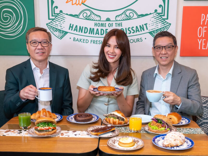 Joseph Tanbuntiong, CEO of Jollibee Group Philippines, Jollibee brand ambassador Catriona Gray, and Ernesto Tanmantiong, president and CEO of the Jollibee Group, at the launch of Tiong Bahru Bakery’s first international branch in Bonifacio Global City./Photo from JFC 
