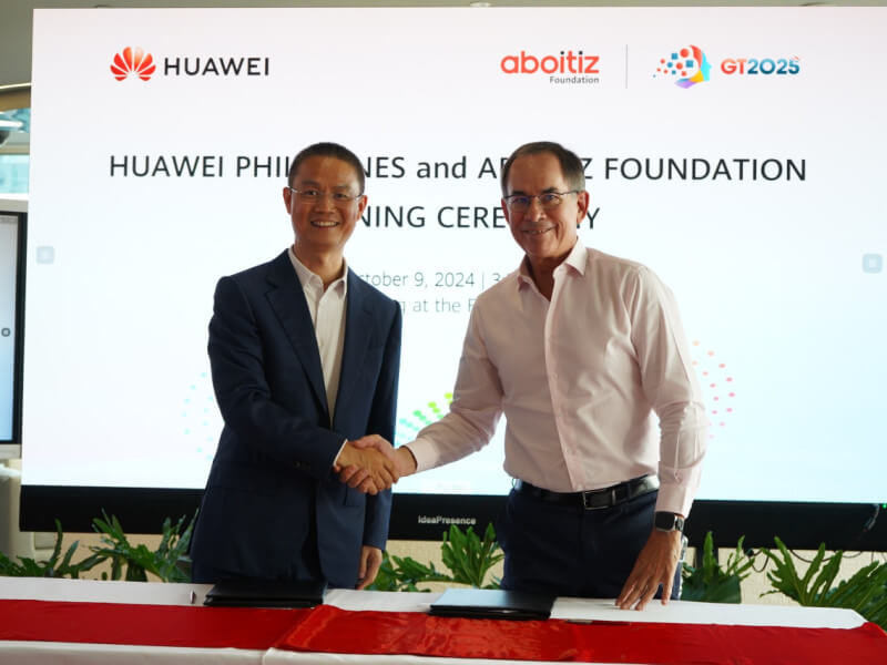 William Hu, vice president of Huawei Philippines (left) and Sabin Aboitiz, chair of Aboitiz Foundation (right), celebrate the partnership that will power and connect last-mile schools across the country through the Aboitiz Foundation’s AuroraPH Project./Photo from Aboitiz Foundation 