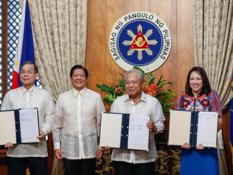 From Left: Civil Aviation Authority of the Philippines Director General Captain Manuel Antonio L. Tamayo, President Ferdinand R. Marcos Jr., Transportation Secretary Jaime J. Bautista, and Aboitiz InfraCapital president & CEO Cosette V. Canilao at the signing of the Laguindingan International Airport concession agreement Malacañan Palace on Oct. 28, 2024./Photo from AIC 