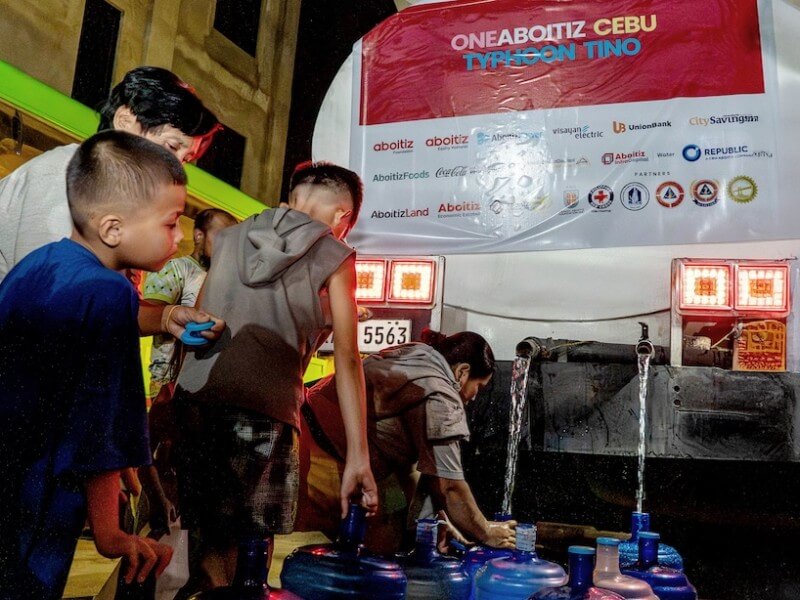 Aboitiz team members pack and deliver relief goods to families in Cebu and nearby provinces affected by Typhoon Tino./Photo from Aboitiz 