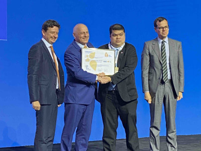 Athanasios Titonis, CEO of Aboitiz GMCAC, and Atty. Glenn Napuli, Assistant General Manager of the Mactan-Cebu International Airport Authority, receiving the Level 1 certificate for Airport Carbon Accreditation. (Contributed)
