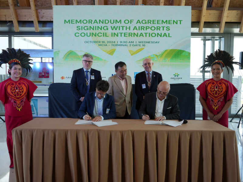 Stefano Baronci, Secretary General of Airports Council International and Athanasios Titonis, CEO of Aboitiz InfraCapital GMCAC signs an MoU to run a pilot to assist Mactan Cebu International Airport establish a Net Zero Roadmap. They are joined by Juan Carlos Salazar, Secretary General of International Civil Aviation Organization, Julius Neri, Mactan-Cebu International Airport Authority, Salvatore Ciacchitano, President of International Civil Aviation Organization./Photo from Aboitiz InfraCapital 