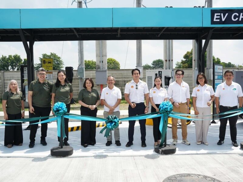 From left: Yvonne Castro, head of government engagements at ACMobility; Josh Altarejos, site development head at ACMobility; Maria Bejoc, head of network operations and business development at ACMobility; Carla Buencamino, head of mobility infrastructure at ACMobility; Mike Ramolete, general manager of Shell Mobility; Jolo Valdez, non-fuel retail and e-mobility manager of Shell Mobility; Zsak Sta. Ana, format and alliances manager of Shell Mobility; Paolo Barredo, national sales manager of Shell Mobility; Analiza Canlas, retailer of Shell Mobility; and Mark Calo, North Luzon district manager of Shell Mobility, during the opening of ACMobility and Shell&rsquo;s new electric vehicle charging hubs./Photo from ACMobility&nbsp;