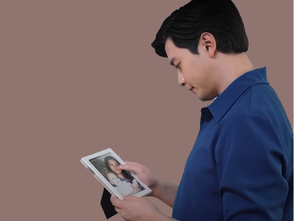 Actor and BDO brand ambassador Alden Richards looks longingly at the picture of his late mother./ Photo from BDO