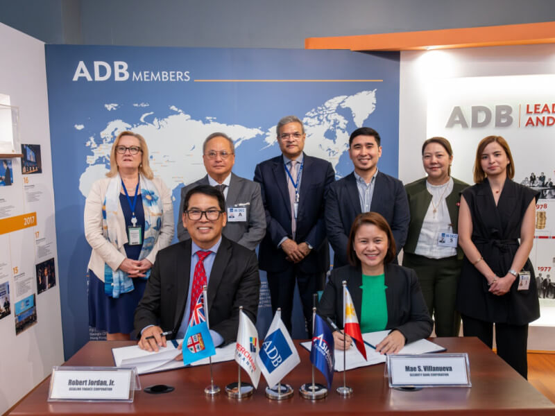 Robert Jordan Jr. and Ruben Y. Lugtu II of Asialink Finance Corporation, Mae S. Villanueva of Security Bank Corporation, and representatives from the Asian Development Bank (ADB) at the contract signing ceremony in Mandaluyong City./Photo ​from Asialink 