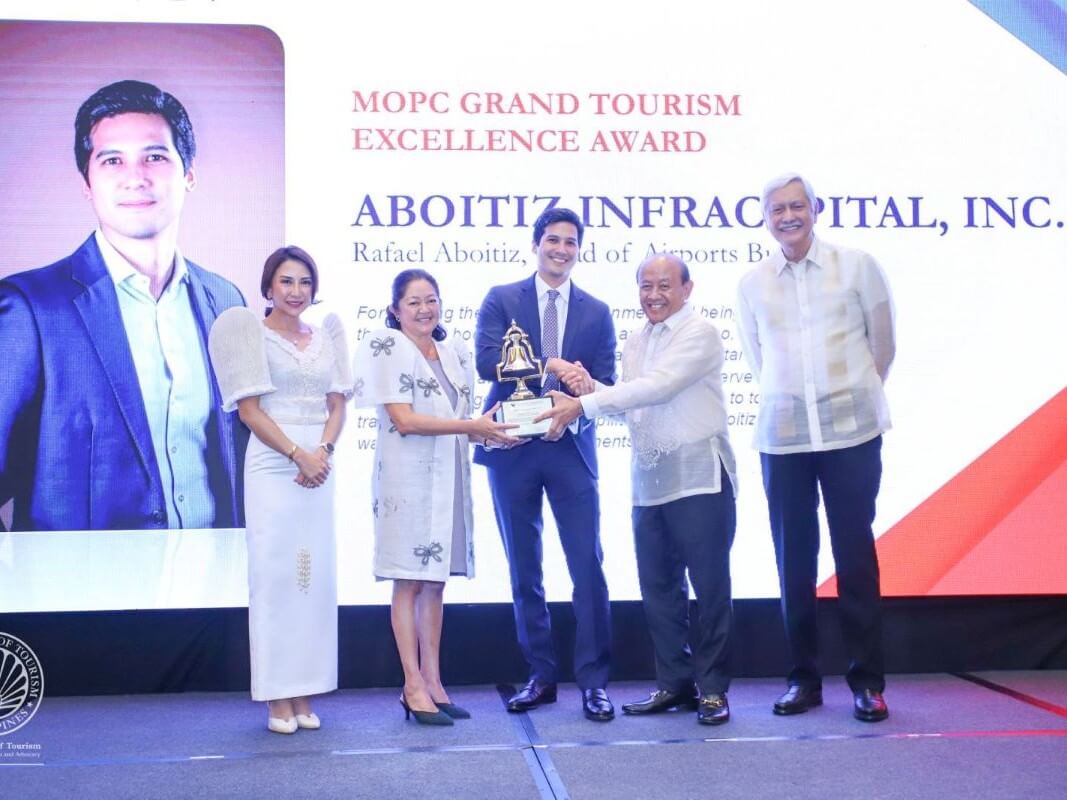 Tourism Secretary Christina G. Frasco, First Lady Liza Araneta-Marcos, Aboitiz InfraCapital VP and head of airports business Rafael M. Aboitiz, Manila Overseas Press Club (MOPC) chair Antonio Lopez, and MOPC president Eric Canoy at the recent MOPC Grand Tourism Awards in Makati City. Photo from the DOT 