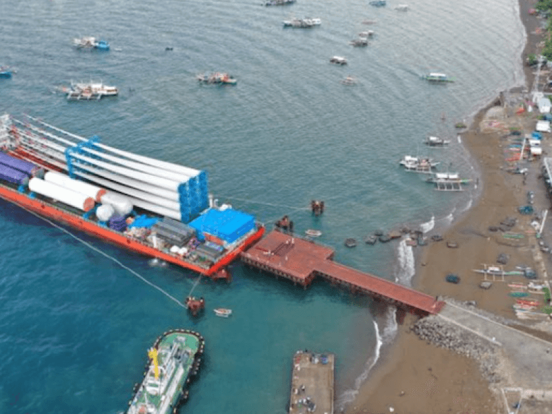 A cargo vessel unloads 90-meter wind turbine blades in Infanta, Quezon—part of the first shipment for Alternergy’s 128-MW Tanay Wind Power Project./Photo from Alternergy