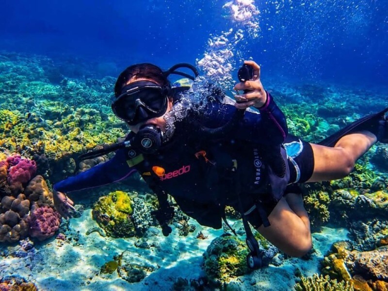 Every dive begins with a briefing. By familiarizing visitors with the sanctuary's environmental protocols before they enter the water, local guides help minimize human impacts on one of the Philippines' most biodiverse marine sites.|Photo from Apo Island Protected Landscape and Seascape (AIPLS)