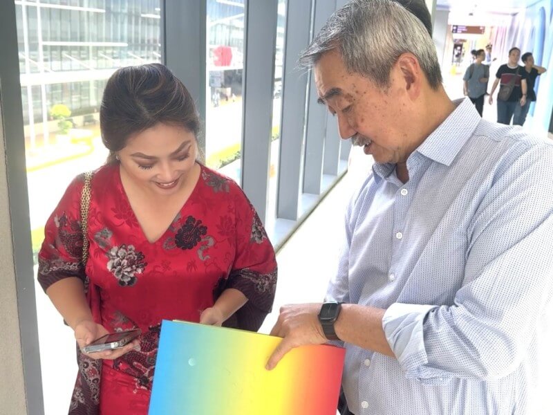 A gift of inspiration: Hans Sy presents Anna Vergel RS with a book on Sansó’s private collection./ Contributed photo