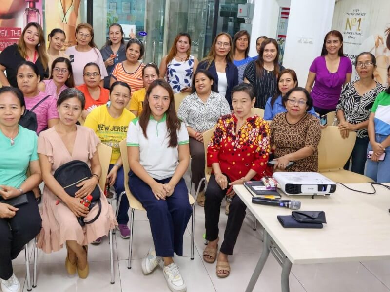 PLDT and Smart eBizNovation program facilitators with more than 30 Avon dealers from different areas in Cebu./ Contributed photo (Click the photo to view full image) 