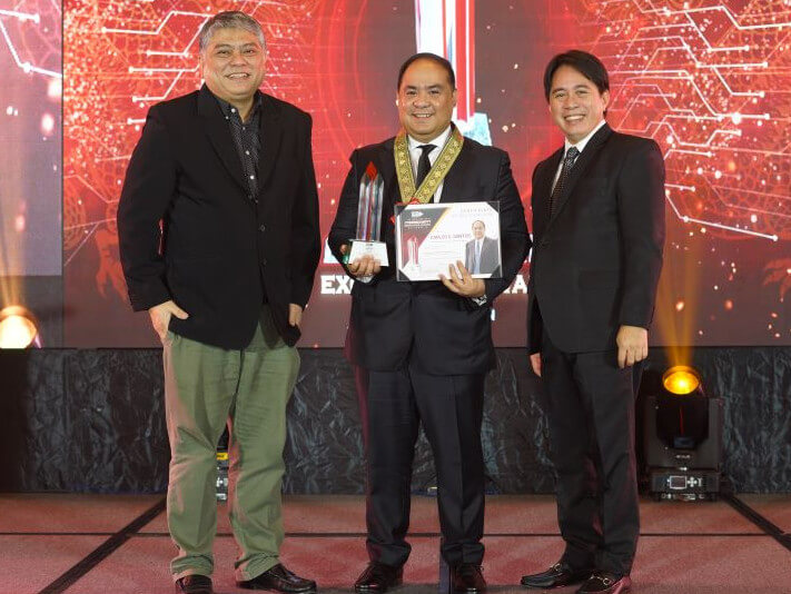 AXA Philippines’ Caloi Santos is recognized as Best Chief Information Officer in the Insurance Industry at the ISOG I Am Secure Cybersecurity Excellence Awards. With him are Allan Malig ISOG board member (left) and Philip Casanova, one of the ISOG Awards jurors (right).