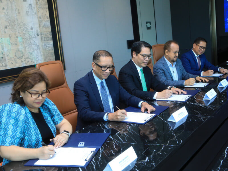 From left, Wing Bayoneta, product management & development lead, ING Philippines; Lenin Duenas, head of corporate sector coverage and financial institutions, ING Philippines; Jun Palanca, country manager and head of wholesale banking, ING Philippines; Albert de Larrazabal, CFO of Ayala Corp., and Estelito Biacora, treasurer of Ayala Corp. during the loan signing ceremony./Photo from Ayala Corp. 