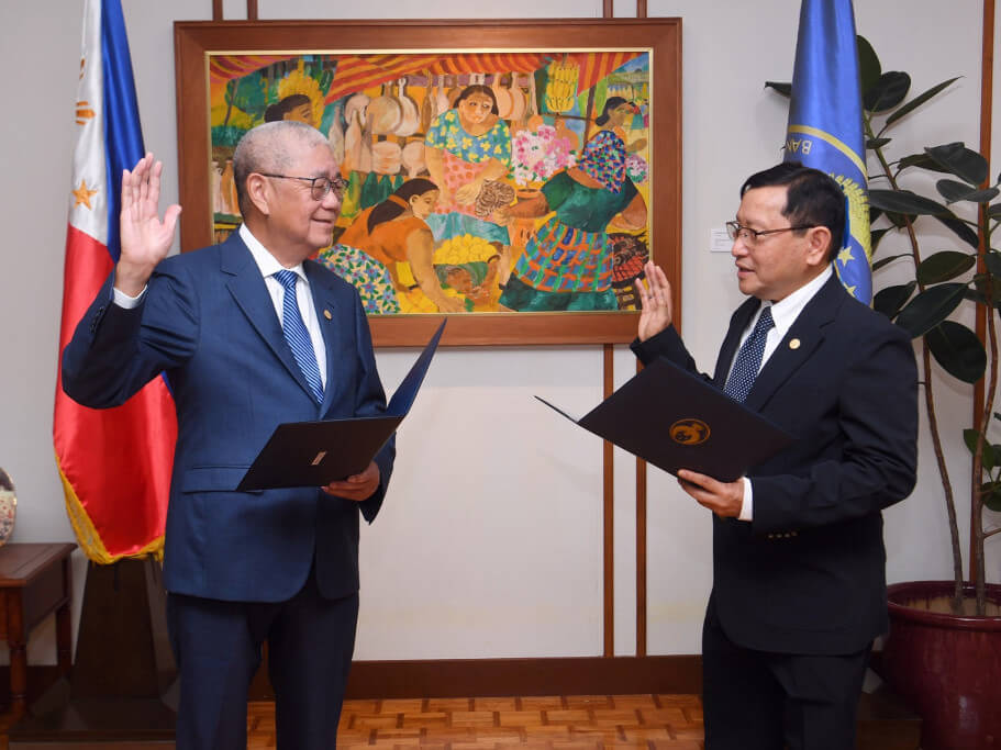 BSP Governor Remolona (left) administered the oath of office to new central bank Deputy Governor Elmore Capule on Thursday, Oct. 10./Contributed Photo