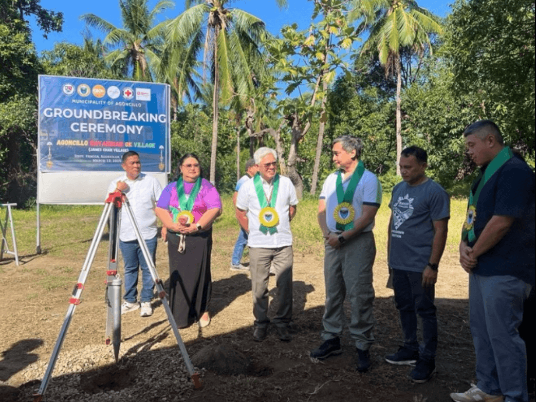 Sulong Batangas proponents, led by Mayor Cinderella Valenton- Reyes of Agoncillo town (second from left), prepare to lay the time capsule during a groundbreaking ceremony to mark the start of construction of the free housing project in Agoncillo town for indigent families who lost their homes when Typhoon Kristine hit wide areas of Luzon last year. Also in photo are (from left) Agoncillo Vice Mayor Daniel Reyes, Batangas Provincial Administrator Wilfredo Racelis, FPIP vice president Ricky Carandang, Gawad Kalinga representative Julie Paradero and businessman James Chan./ Photo from FPIP