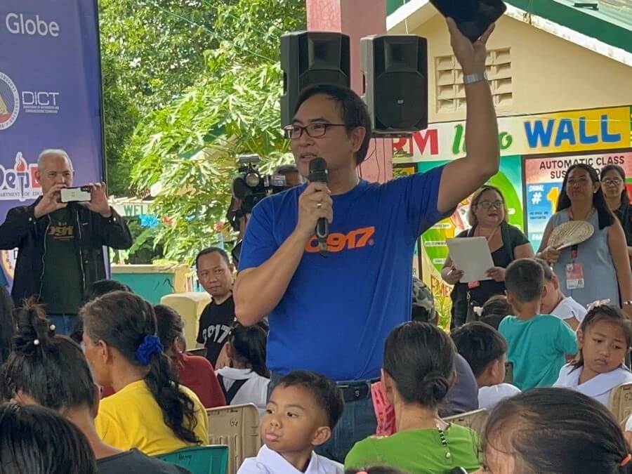 Globe’s chief commercial officer Darius Delgado and DICT Asec. Phillip Varilla led the kickoff of the Bayanihan SIM Project, bringing digital inclusion to areas where it matters most./Photo from Globe