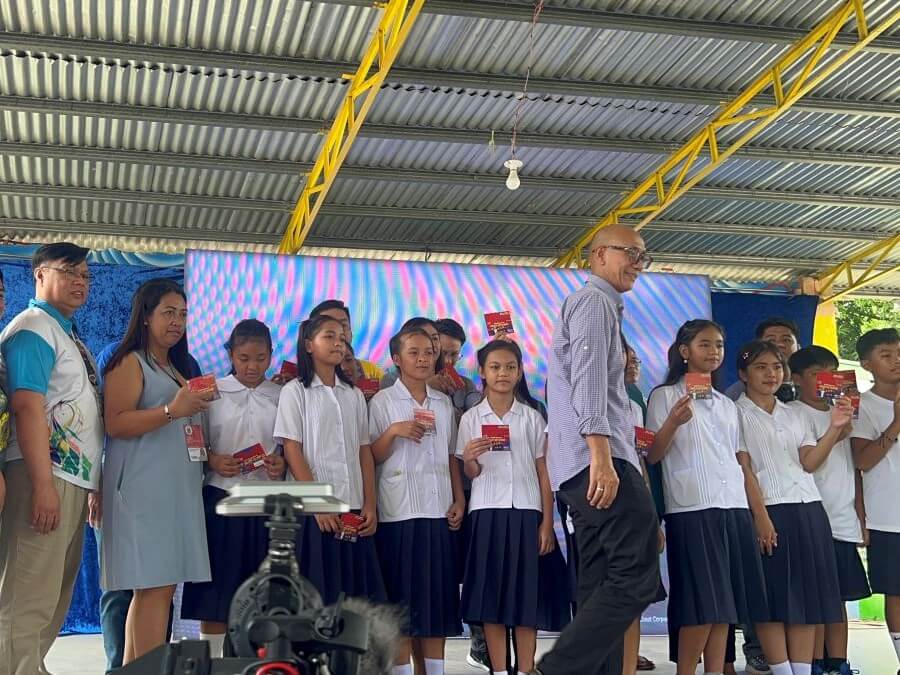 DICT Asec. Phillip Varilla hands over the TM-powered Bayanihan SIMs with free 25GB data to the first student-recipients in Doña Remedios Trinidad in Bulacan./ ​Photo from Globe