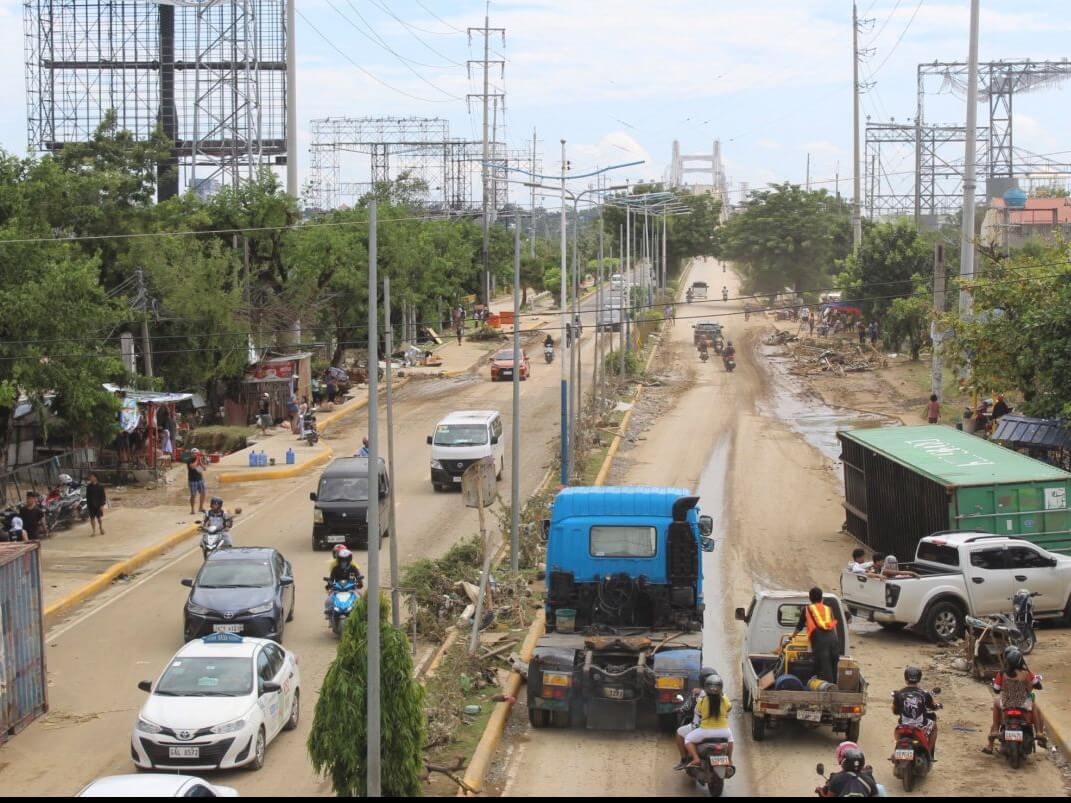 he Marcelo Fernan Bridge, which links Mactan Island to mainland Cebu, is now passable  after  the six container vans blocking the road have been removed. | Photo from the Facebook page of Mandaue Mayor Jonkie Ouano