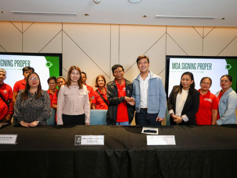 Hann Philippines Inc. director of corporate finance Sheila M. Rivera, Hann Foundation Inc. executive director Ana Christi G. Galura, Bases Conversion and Development Authority (BCDA) President and CEO Joshua M. Bingcang, and BCDA head of social support unit in Clark Jennifer A. Mallo with Sitio Binyayan Tribal Council chair Berling Capis and members of the local community in Tarlac./ Photo from BCDA