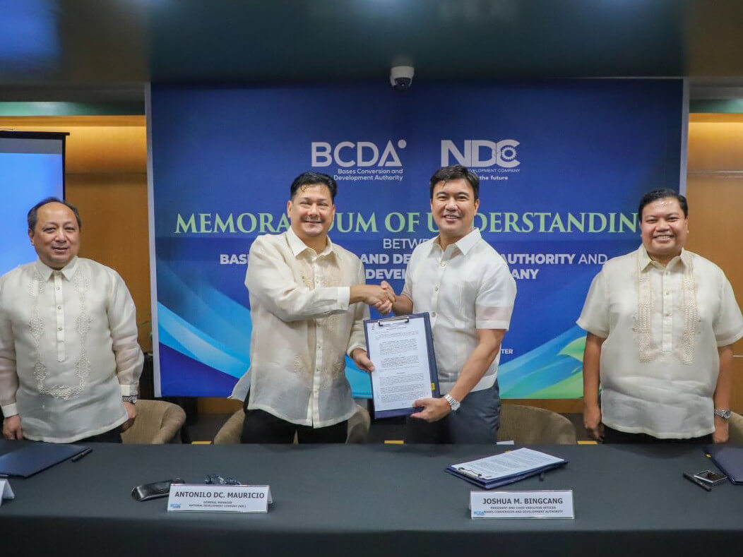 NDC general manager Antonilo DC Mauricio and BCDA President and CEO Joshua M. Bingcang shake hands after signing the MOU that establishes a collaborative framework for the urban development of New Clark City. BCDA Chair Hilario B. Paredes and NDC AGM for corporate communications Leopoldo Acot serve as witnesses.