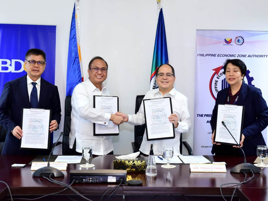 Promoting global investment opportunities in the PH. Charles M. Rodriguez (2nd from left), EVP and head of institutional banking group of BDO, and PEZA Director General Tereso O. Panga (3rd),  shake hands after the MOU signing. With them are Romeo R. Co, Jr. (leftmost), BDO SVP and department head of financial institutions and international desks, and PEZA Deputy Director General Maria Veronica F Magsino (rightmost). / ​Photo from BDO