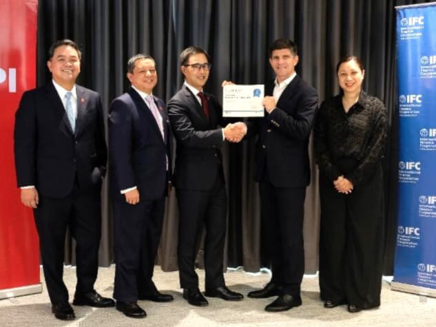 (From left) BPI treasurer and head of global markets, Dino Gasmen; Juan Carlos Syquia, BPI institutional banking head; BPI CFO and chief sustainability officer Eric Luchangco; IFC FIG manager for East Asia and Pacific Arnaud Dupoizat, and  IFC senior investment officer and FIG country anchor for the Philippines, Aileen Theresa Ruiz-Zarate/ Photo from BPI