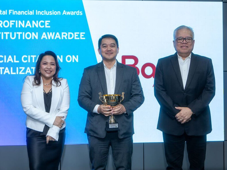  Rod Mabiasen Jr., BanKo president (center) with members of the National Selection Committee: Salve Duplito, financial trainer and adviser, and Ramon Lopez, SM Investments  Corp. independent director and former trade secretary./Contributed photo
