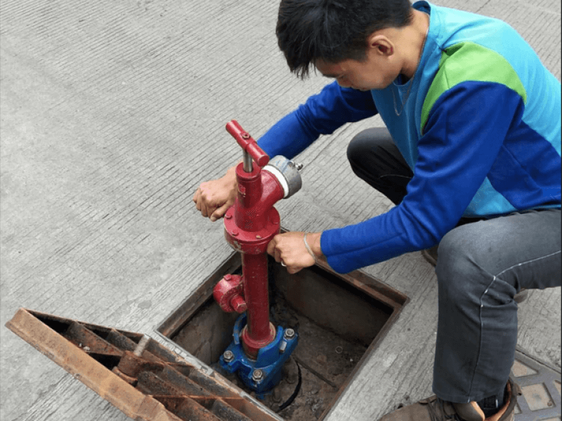 A Maynilad personnel conducts a routine inspection of a spring fire hydrant in Malabon City, one of approximately 4,500 hydrants across the company’s service area./ Photo from Maynilad