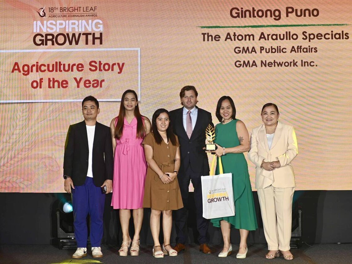 PMFTC president Gijs de Best with the team behind GMA Network’s The Atom Araullo Specials. Their documentary “Gintong Puno” (The Golden Tree) bagged the top honor at this year’s Bright Leaf Agriculture Journalism Awards.| Contributed photo