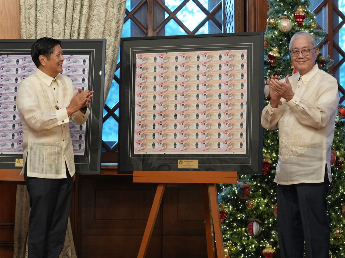 President Marcos (left) and Bangko Sentral ng Pilipinas Governor Eli Remolona, Jr. applaud the First Philippine Polymer Banknote Series during its launch in Malacañang on 19 December 2024./Contributed Photo
