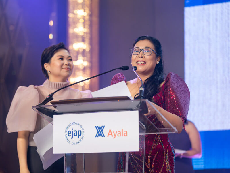 Michelle Ong of ABS-CBN News Channel and Alena Flores of the Manila Standard present the winners during EJAP's 33rd Business Awards./Photo from EJAP 