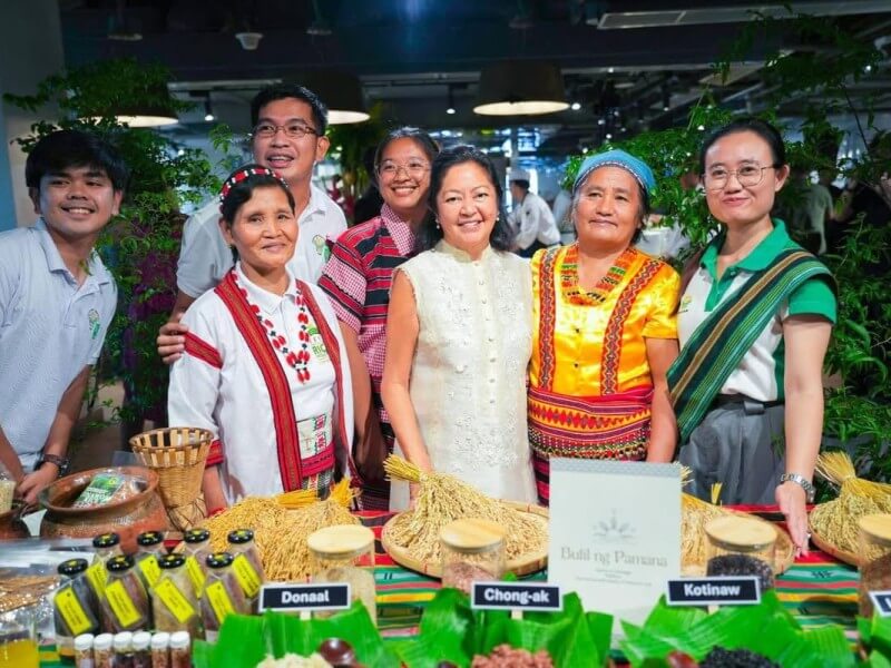 Heritage rice farmers from the Mountain Province join First Lady Louise Araneta-Marcos at the Butil ng Pamana display, showcasing native rice varieties such as Donaal, Chong-ak, Kotinaw, and Imbuucan in celebration of the country&rsquo;s rich agricultural and culinary heritage. | Contributed photo