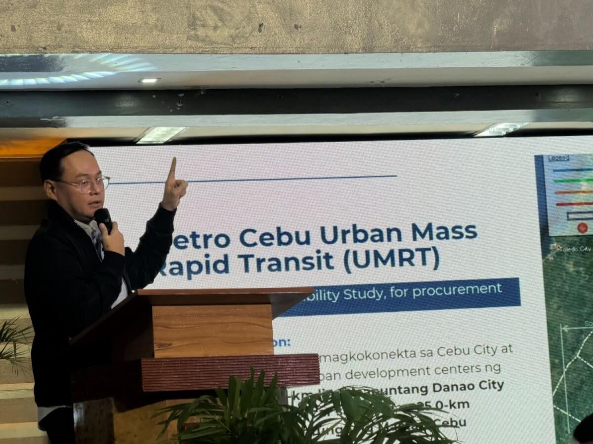 Transportation Secretary Giovanni Lopez presents a summary of the Metro Cebu Urban Mass Rapid Transit during the &ldquo;Usapang Budget Natin&rdquo; forum at Pavilion Hall, DepEd Ecotech, Barangay Lahug, Cebu City. | Photo by Connie Fernandez-Brojan