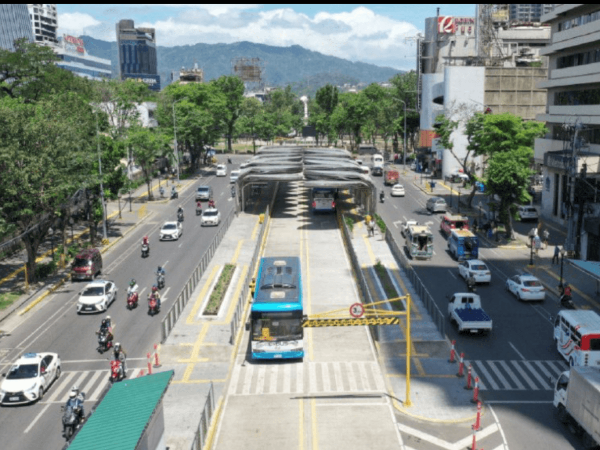 At least 17 of 30 approved units were deployed during the first day of the rollout, offering free rides to commuters between Il Corso at the South Road Properties (SRP) and Cebu IT Park in Barangay Lahug. | ​Photo from the Cebu City Public Information Office