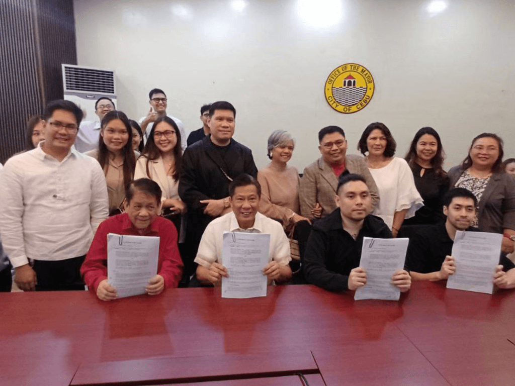 Cebu City Vice Mayor Tomas Osme&ntilde;a (left) and Mayor Nestor Archival show the copy of the lease agreement for the space rental on the second floor of Cebu Exchange Tower which will house the Cebu City 24/7 Service./photo from Cebu City Public Information Office FB page