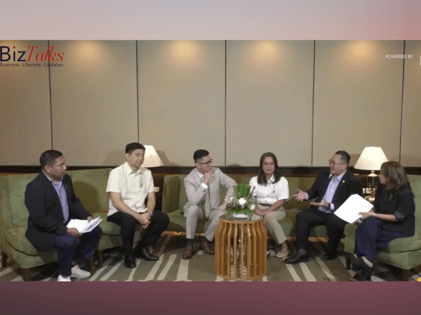 Hotel industry leaders in Cebu discuss the challenges facing the sector today in the wake of the global slowdown in tourism during the forum &ldquo;Biz Talks&rdquo; hosted by Fred Languido (extreme left) and Ehda Dagooc (extreme right). They are (from left) Aaron Manalang, &nbsp;Seda Hotels Cebu cluster general manager; Ali Banting Waterfront Cebu City Hotel and Casino general manager; Mia Singson-Leon, Crimson Resort & Spa Mactan general manager; and Josef Victor Chiongbian, Savoy Hotel Newtown Mactan general manager.&nbsp;