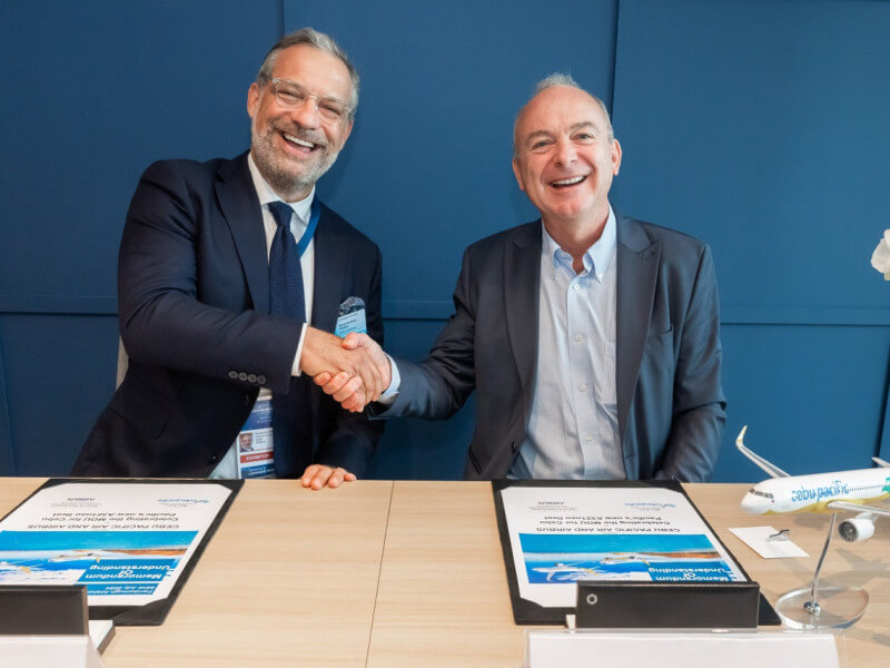 Beno&icirc;t de Saint-Exup&eacute;ry, executive vice president sales of Commercial Aircraft at Airbus and Mike Sz&uuml;cs, CEO of Cebu Pacific. (Photo courtesy of ​Airbus)&nbsp;
