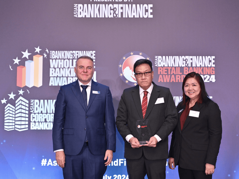 Chinabank Retail Banking Business Segment Co-Heads Jose Osmena Jr. (center) and Clara Sy (rightmost), with ABF Publisher and Editor-in-Chief Tim Charlton.