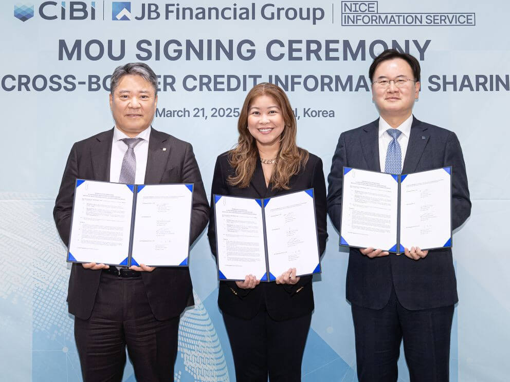 Baek Jong II, CEO of Jeonbuk Bank (a member of the JB Financial Group);  CIBI president and CEO Pia Arellano, and NICE Information Service CEO Kim Jong Yoon at the MOU signing held in Seoul, South Korea./ Contributed photo