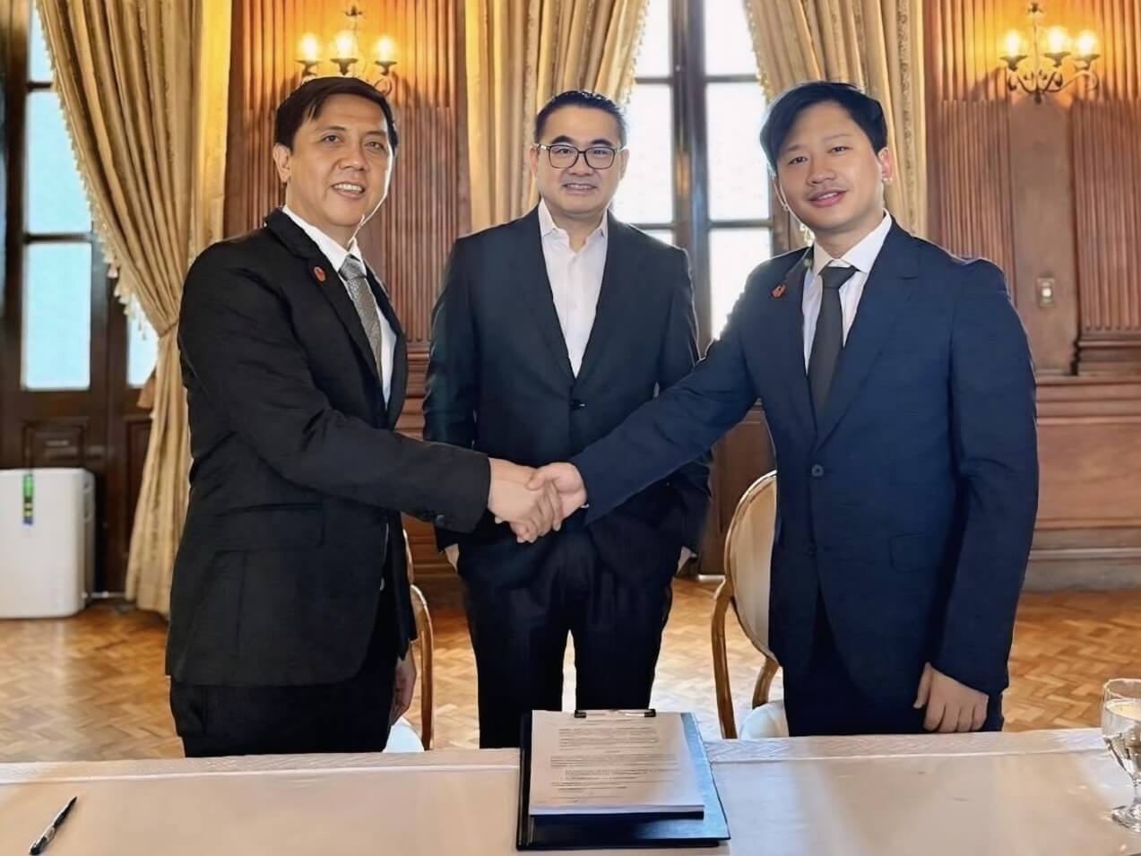 From left: Concrete Stone Corp. chair Francis Lloyd Chua; Special Assistant to the President for Investment and Economic Affairs Secretary Frederick Go, and GETO International general manager Lian Jie. /Contributed photo
