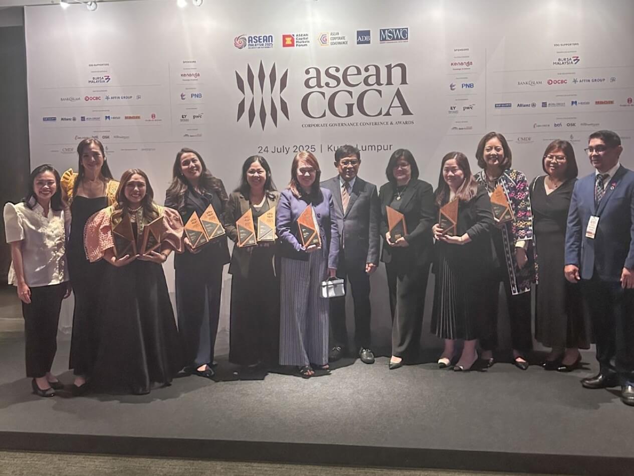 Securities and Exchange Commission Chair Atty. Francis Ed. Lim, who also serves as chair of the ACMF working group on corporate governance, poses with all the Philippine Corporate Governance awardees./ Photo from Converge