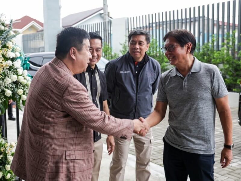 Converge ICT Solutions Inc. CEO and co-founder Dennis Anthony Uy greets President Ferdinand R. Marcos Jr. during the President&rsquo;s visit to the company&rsquo;s AI-ready Angeles Data Center, where Converge presented its sovereign cloud infrastructure following the issuance of Executive Order No. 119 on government data residency and cybersecurity./Photo ​from Converge&nbsp;
