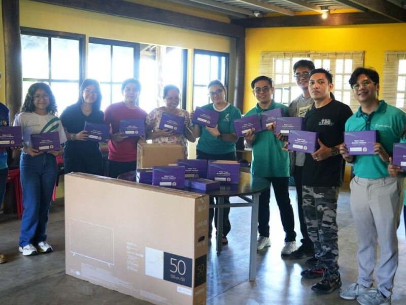 Converge volunteers lead an internet safety session for Mangyan students in Oriental Mindoro./Photo from Converge&nbsp;