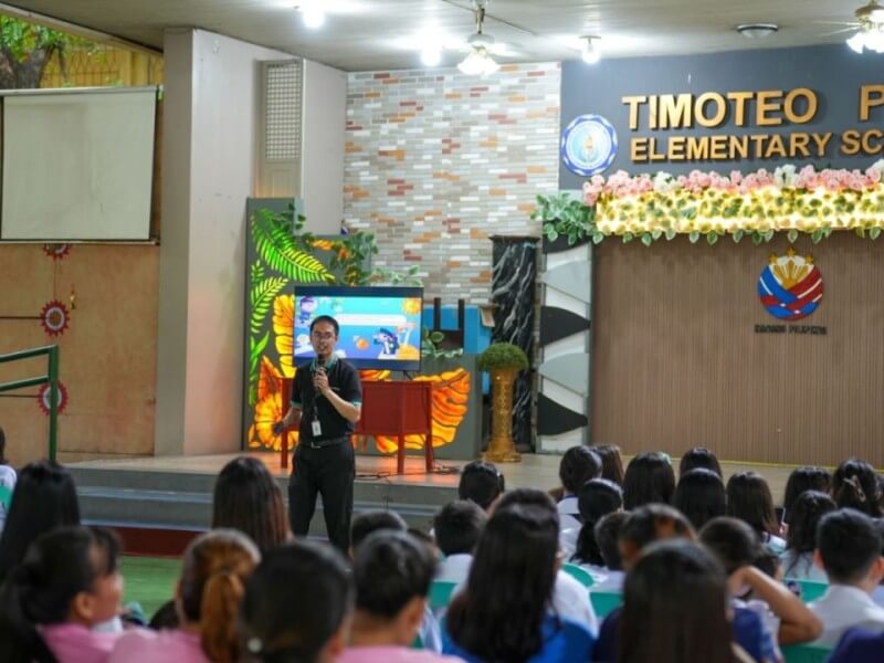 Compliance officer for privacy Larry Caduada led the story-telling session of a space-themed adventure with ‘Captain Conrad’ - the Converge mascot - through the ‘Internet Universe’./ Photo from Converge