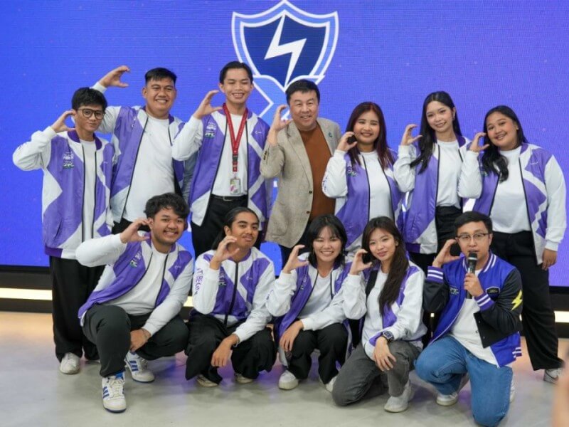 The FiberX Student League ambassadors were selected from hundreds of applicants across Metro and Mega Manila over a 10-month screening period in 2025.Shown with the group is Dennis Anthony Uy, who met the students chosen not only for gaming activity but also for academic performance and campus leadership./Photo from Converge&nbsp;