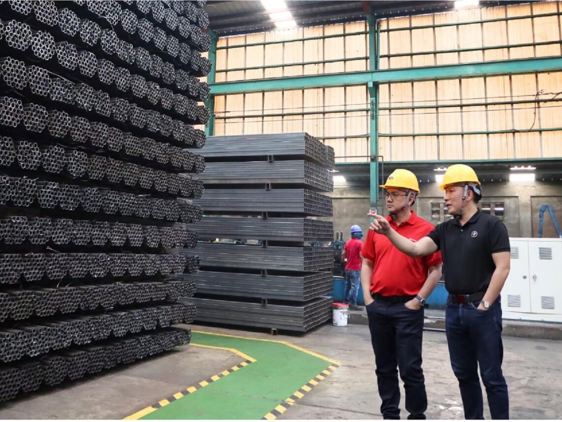 JFI president Jayson Ang (right) showing COREnergy commercial excellence head Edralin Bayona (left) the polemanufacturing plant during the ceremonial energy partnership between companies. | Contributed photo
