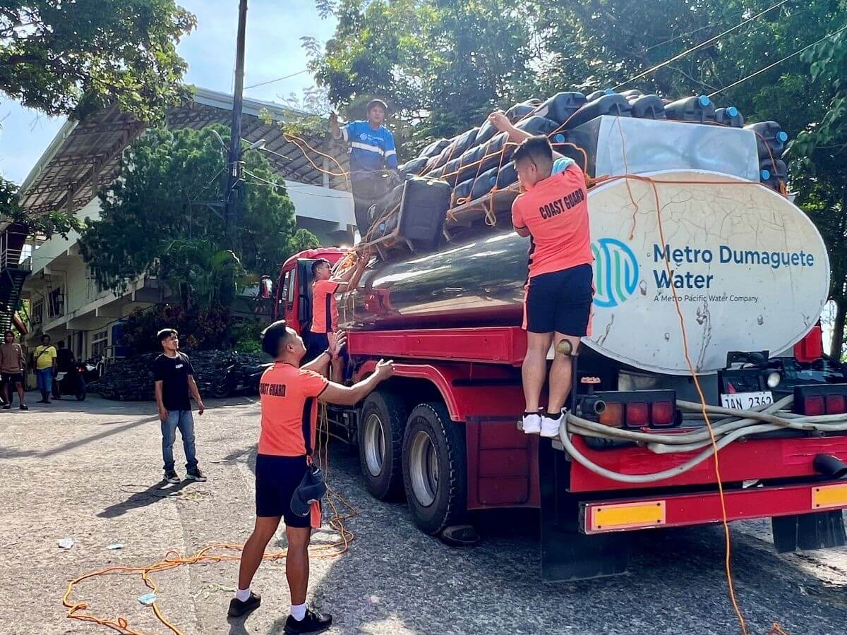 Metro Dumaguete Water receives assistance from Philippine Coast Guard personnel in preparing the lorry for water distribution to residents. |Contributed photo
