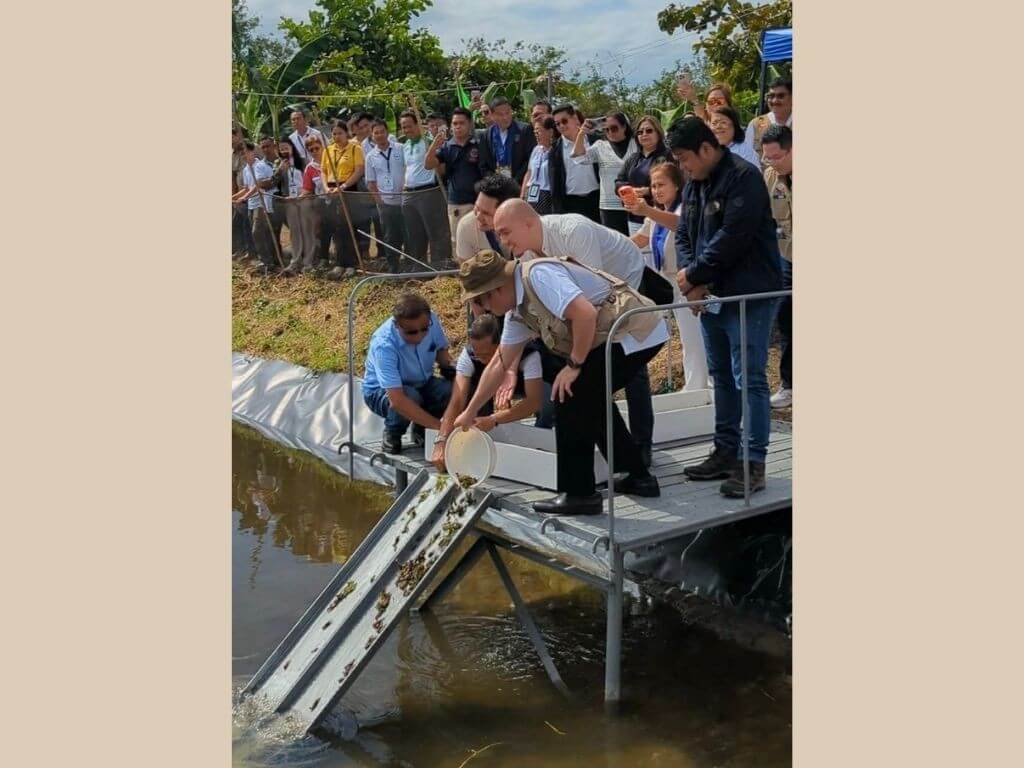 &nbsp;Agriculture Secretary Francisco P. Tiu Laurel Jr. leads the ceremonial stocking of 14,000 craylings, formally launching an on-farm verification trial. | Photo from the DA