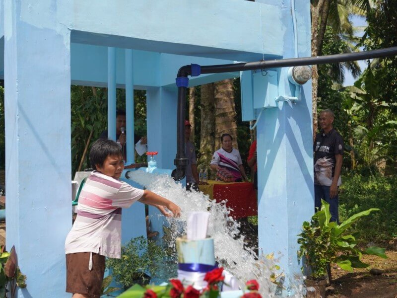 Operated by Aboitiz InfraCapital water subsidiary Apo Agua in partnership with the Davao City Water District (DCWD), the award-winning Davao City Bulk Water Supply Project—the country’s largest—demonstrates the benefits and impact that could serve as a model for the planned Iloilo Bulk Water Supply Project. Seen here is Apo Agua’s Project Blue, a collaboration with DCWD and Aboitiz Foundation that supported water access for over 1,070 households in Davao City’s Barangay Tamugan through its strategic donation of 134 pipeline rolls./Contributed photo