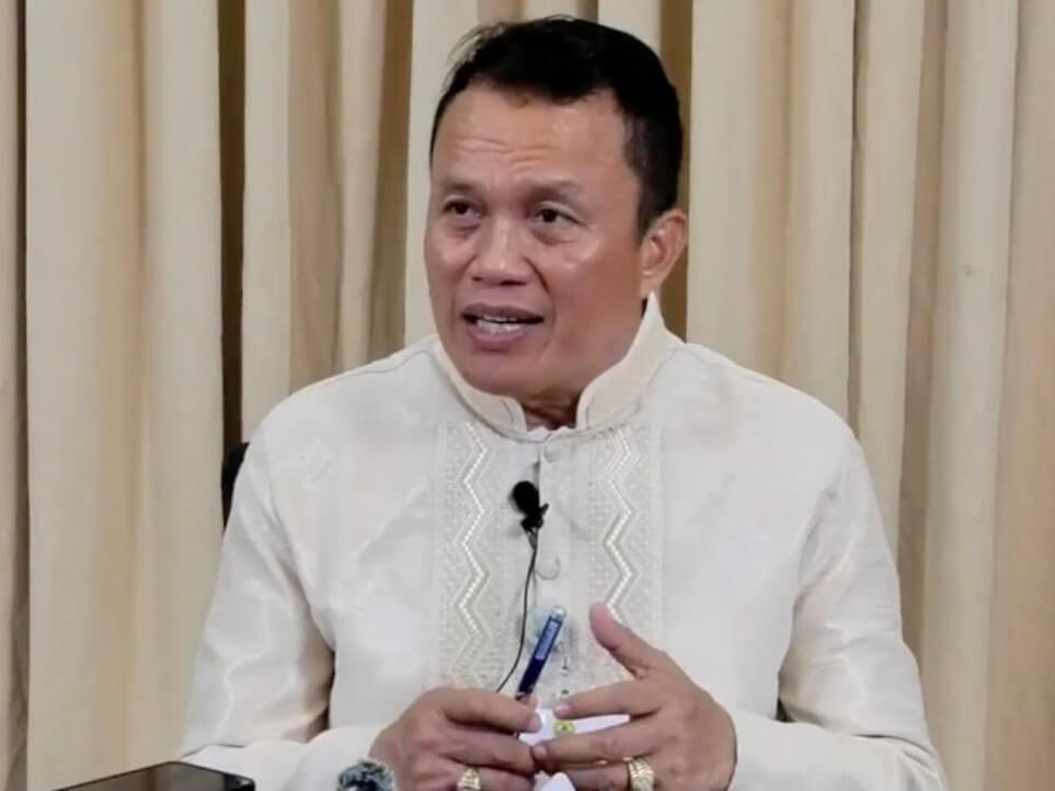 Kenneth Siasar, chief of staff of Mayor Nestor Archival, tells reporters that the mayor&rsquo;s office received a letter from the Department of Environment and Natural Resources about the lifting of the cease-and-desist order issued against landfill operator, Prime Waste Solutions Cebu Inc. ​| Contributed photo